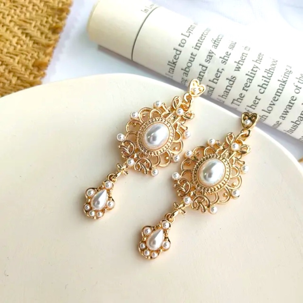New Luxurious Gold Tone simulated Pearl earrings